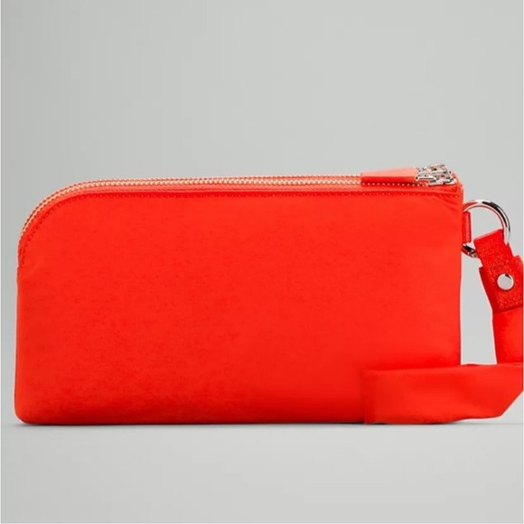 NWT LULULEMON NOW AND ALWAYS WRISTLET POUCHETTE PUFFY-AUTUMN RED - Picture 12 of 12